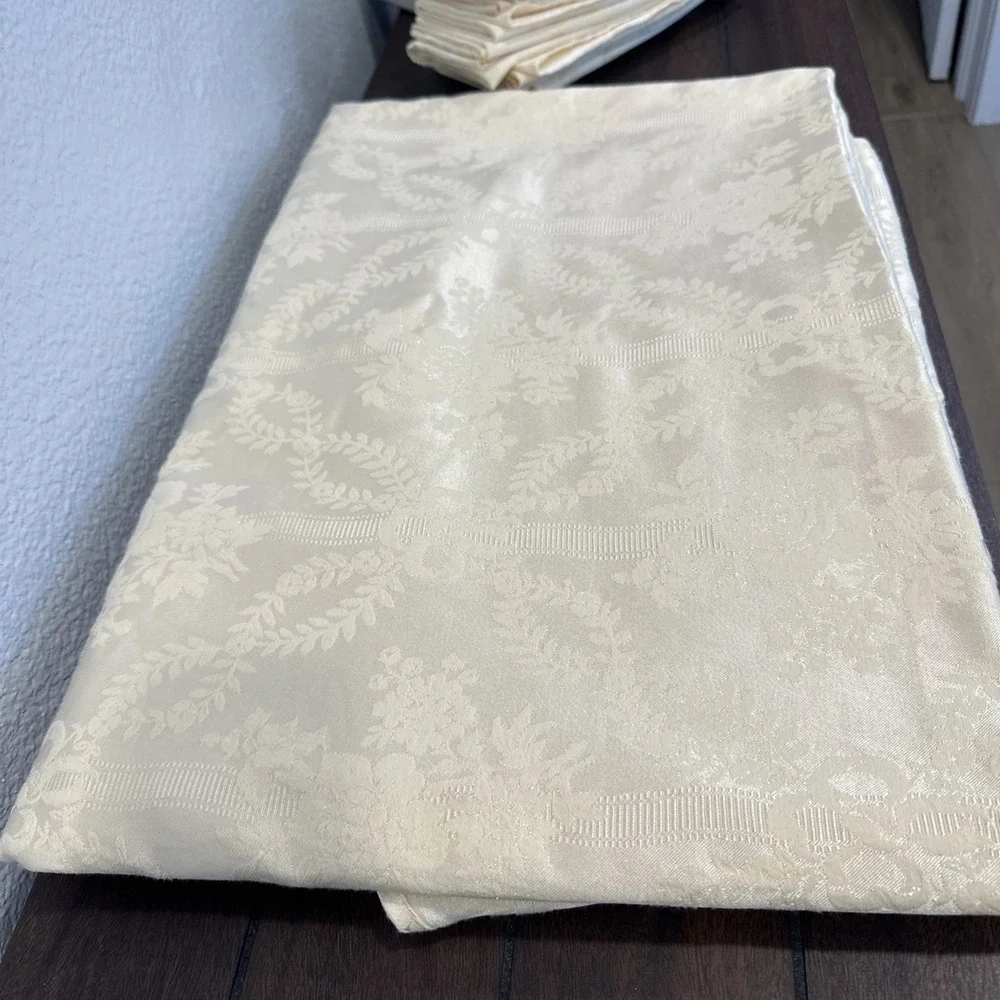 Waterford Luxury Round Tablecloth (84